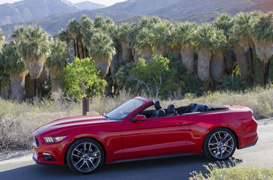  Ford Mustang Convertible 2015 года  (фото 4 из 7)